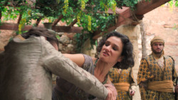 extant_GameOfThrones_6x01-TheRedWoman_2756