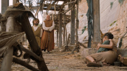 extant_GameOfThrones_6x01-TheRedWoman_3039