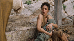 extant_GameOfThrones_6x01-TheRedWoman_3059