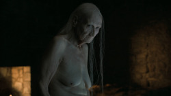 extant_GameOfThrones_6x01-TheRedWoman_5037