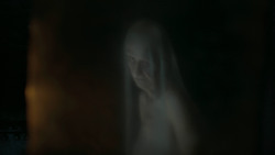 extant_GameOfThrones_6x01-TheRedWoman_5084