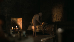 extant_GameOfThrones_6x01-TheRedWoman_5104