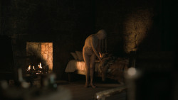 extant_GameOfThrones_6x01-TheRedWoman_5108