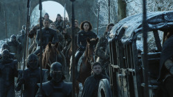 extant_GameOfThrones_8x01-Winterfell_0310
