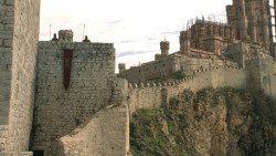 extant_GameOfThrones_8x01-Winterfell_1526