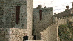 extant_GameOfThrones_8x01-Winterfell_1530