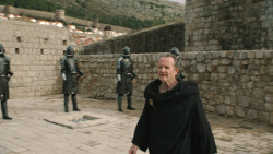 extant_GameOfThrones_8x01-Winterfell_1537
