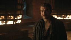 extant_GameOfThrones_8x01-Winterfell_1990