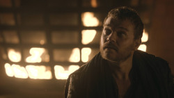 extant_GameOfThrones_8x01-Winterfell_2057