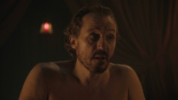 extant_GameOfThrones_8x01-Winterfell_2070