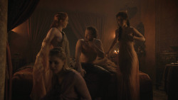 extant_GameOfThrones_8x01-Winterfell_2080