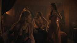 extant_GameOfThrones_8x01-Winterfell_2082