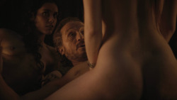 extant_GameOfThrones_8x01-Winterfell_2158