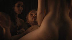 extant_GameOfThrones_8x01-Winterfell_2159