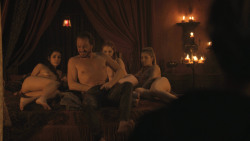 extant_GameOfThrones_8x01-Winterfell_2167