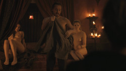 extant_GameOfThrones_8x01-Winterfell_2172