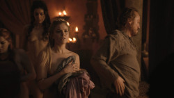 extant_GameOfThrones_8x01-Winterfell_2182