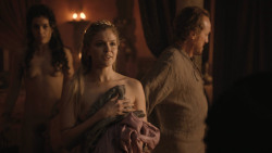 extant_GameOfThrones_8x01-Winterfell_2183