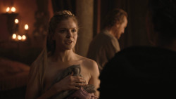 extant_GameOfThrones_8x01-Winterfell_2185