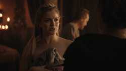 extant_GameOfThrones_8x01-Winterfell_2186