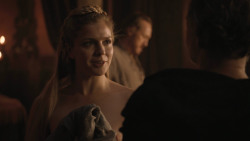 extant_GameOfThrones_8x01-Winterfell_2187