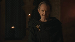 extant_GameOfThrones_8x01-Winterfell_2270