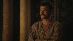 extant_GameOfThrones_8x01-Winterfell_2436