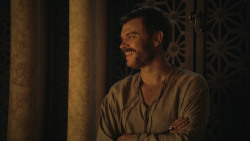 extant_GameOfThrones_8x01-Winterfell_2437