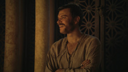 extant_GameOfThrones_8x01-Winterfell_2438