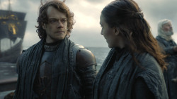 extant_GameOfThrones_8x01-Winterfell_2704