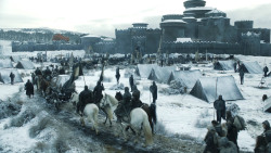 extant_GameOfThrones_8x01-Winterfell_2814