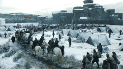 extant_GameOfThrones_8x01-Winterfell_2815