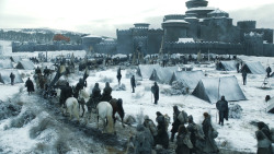 extant_GameOfThrones_8x01-Winterfell_2817