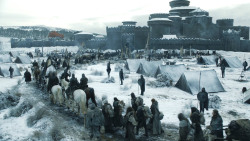 extant_GameOfThrones_8x01-Winterfell_2819