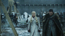extant_GameOfThrones_8x01-Winterfell_3035