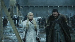 extant_GameOfThrones_8x01-Winterfell_3037