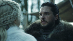 extant_GameOfThrones_8x01-Winterfell_3046