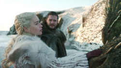 extant_GameOfThrones_8x01-Winterfell_3160