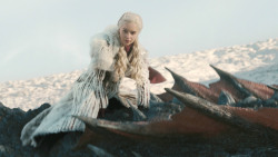 extant_GameOfThrones_8x01-Winterfell_3180