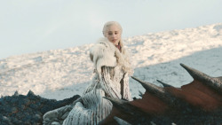extant_GameOfThrones_8x01-Winterfell_3185