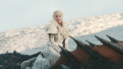 extant_GameOfThrones_8x01-Winterfell_3186