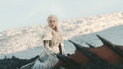 extant_GameOfThrones_8x01-Winterfell_3188
