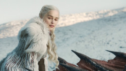 extant_GameOfThrones_8x01-Winterfell_3205
