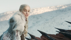 extant_GameOfThrones_8x01-Winterfell_3208