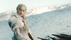 extant_GameOfThrones_8x01-Winterfell_3218
