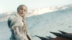 extant_GameOfThrones_8x01-Winterfell_3222