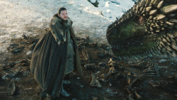 extant_GameOfThrones_8x01-Winterfell_3227