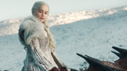 extant_GameOfThrones_8x01-Winterfell_3240