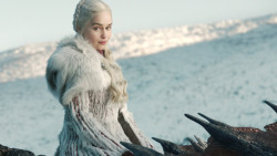 extant_GameOfThrones_8x01-Winterfell_3262