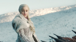 extant_GameOfThrones_8x01-Winterfell_3267